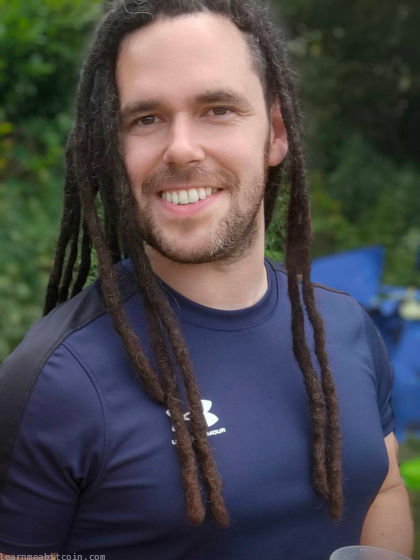 Foto do Greg Walker sorrindo, em 2023.